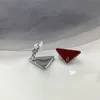 2021 Clips d'oreille de lettre de triangle européen et américain tempérament boucles d'oreilles de mode modèles de couple de haute qualité livraison rapide254o