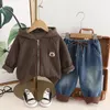 Set di abbigliamento Autunno Inverno Bambini Ragazzo 2 pezzi Set di vestiti a coste Orso con cerniera Cappotto con cappuccio in pile con coulisse Jeans Pantalone Abiti da bambino 231025