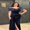 Saudi-arabisches marineblaues arabisches Ballkleid mit Feder, schulterfreies Samt-Abendkleid mit Schlitz, 2024, Dubai, Maxi, formell, besondere Anlässe, Geburtstagsparty-Kleider, elegant