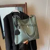 Axelväskor väskor lyxdesigner kvinnors handväska mode patent läder slät axelväska stor kapacitet handväskor