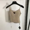 Metal Badge Sling Vest Designer Tank Top Women Sexig Suspender Backless T Shirts Tops med bröstkudden