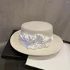 Basker europeiska och amerikanska vintage socialit satin ull platt topp hatt fransk elegant båge pearl mode kvinnans festklänning