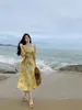 Vestidos casuais 2023 verão simples moda temperamento francês elegante aparece fino amarelo flores corpo envoltório feriado s vestido z383