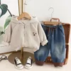 Set di abbigliamento Autunno Inverno Bambini Ragazzo 2 pezzi Set di vestiti a coste Orso con cerniera Cappotto con cappuccio in pile con coulisse Jeans Pantalone Abiti da bambino 231025