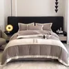 Bedding Besigner 침구 세트 두꺼운 더블 사이드 벨벳 4 피스 간단한 자수 편지 퀼트 세트 산호 벨벳 침대 시트