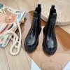 Модные женские ботильоны Популярные дынные ботинки Италия Красивые низкие ботинки с круглой головкой на платформе Черная кожаная обувь Дизайн Роскошное вечернее платье Короткая коробка для ботинок ЕС 35-40