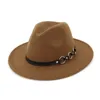 ベレー帽Fedora Hat Men Men Black Leather Belt Decoration Felt Hats人工ウールブレンドシンプルなワイドウェディングパーティーボウラー