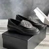 Scarpe eleganti da donna Mocassini con fondo spesso a testa tonda 2023 Autunno Nuovo Filo da ricamo nero Fibbia in metallo Slip-on Scarpe casual in pelle T231025