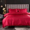 Beddengoedsets Satijnen dekbedovertrek Twin Queen Kingsize Gestreept Zacht gezellig beddengoed Effen kleur Quilt Luxe set 231025