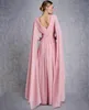 Vintage Long Pink Chiffon Prom-klänningar med Cape Custom Made A-Line V-Neck Party Dress Maxi veckade aftonklänningar för kvinnor