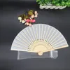 Estatuetas decorativas 24 Pçs/lote Branco Mix Color Dobrável Elegante Ventilador de Seda Com Saco de Presente Festa de Casamento Bambu 21cm