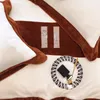 Bedding Besigner beddengoedsets verdikte dubbele zijkant Velvet vierdelige eenvoudige geborduurde letter quilt set met koraal fluweel bedbladen contact met ons op voor meer foto's