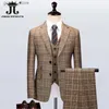 Costumes pour hommes Blazers (veste + gilet + pantalon) S-5XL Costume à carreaux rétro marron Printemps et automne Style britannique Costume pour hommes Robe de mariée classique 3 pièces Q231025