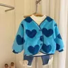 Kurtki koreańska kurtka dla niemowląt aksamitne ciepłe zimowe wzór miłosny dla dziewcząt Sweter płaszcz mody dzieci odzież dziewczyny 2-7 yeear