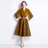 Femmes Midi Robe jaune avec ceinture Designer de luxe à manches longues Col en V Satin froncé Patchwork Jacquard Slim Party Flare Robes 2023 Automne Hiver Mignon Vacances Robes