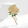 Broches élégantes en Zircon cubique, Roses, vêtements de luxe pour femmes, broche à fleurs, accessoires, vente en gros, bijoux tendance, ornement de perles