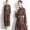 Vestidos casuales básicos Estampado de leopardo Mujeres Maxi Vestidos Francia Diseñador Solapa Botón Frente Arco Cinturón Camisas formales Vestido 2023 Otoño Invierno Moda Slim Elegan