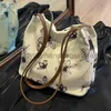 Axelväskor väskor duk handväska för kvinnors 2023 ny kapacitet tryckt axelväska sommar avslappnad full populär hink handväskanhandväskor