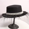 Berets Feather Pearls White Fedoras Wide Brim Wool Plat Top Hat для женщин Свадебное платье для вечеринки, шляпы оптом