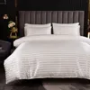 Conjuntos de cama Cetim Duveta Capa Gêmea Completa Rainha King Size Listras Suave Cozy Cama Roupa Sólida Cor Quilt Luxo Conjunto 231025