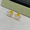 Klassisk örhängesdesigner för kvinnor Van Clover Plum Blossom Butterfly Fashion Stud Earrng Gold Silver Top Quality Womens smycken gåvor
