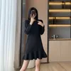 Casual Dresses Autumn/Winter Hepburn Style Liten Black Dress Women's Round Neck Sticked Fishtail kjol Ruffle Edge Mid Length Woolen