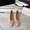 Paris lyxig designer balettlägenheter skor spetsar lägenheter kvinnliga märken quiltade äkta läder glid på ballerina rund tå damklänning sko