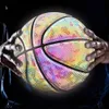 Pallone da basket riflettente olografico in pelle PU resistente all'usura colorato gioco notturno Street Glowing basket con aghi ad aria 240319