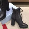 Enkellaarzen Ontwerpers schoenen Klassieke driehoekige gesp Koeienhuid rits 9,5 cm hoge hakken damesschoen Lace Up Martin Boot 35-41 met doos