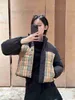 Women's Down Parkas Designer 2023 Autumn/Winter New Classic Plaid Splice 3D Non skrymmande dubbelsidig huva Down Coat Ylud