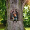 Dekoracje ogrodowe niegrzeczne ogrodowe gnome statua elf z drzewa drzwi Hugger Home Yard Decor 231025