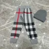 Tute di lusso per bambino Abito lavorato a maglia per fratello e sorella Taglia 100-160 Cappello cardigan con scollo a V a tre pezzi a righe incrociate Oct25