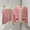 Cardigan in maglia monopetto Miu a contrasto in stile maglione giacca a maniche lunghe in maglia + gonna a pieghe a vita alta a pieghe set in due pezzi per l'autunno