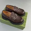 Herfst Nieuwe Dameskleding Schoenen Luxe Designer Klassieke Paard Titel Gesp Teken Brief Gedrukt Lederen Loafers Schoenen Dikke Zool Non Slides Dames Merk Kalfsleer Schoen