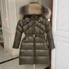 Kobiety Top Luksusowy projektant Down Parkas Haftowana odznaka z kołnierzem futrzanym z czapką zagęszczoną dla ciepła i szczupłej fit puffer Winter