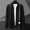 Pulls pour hommes 2023 Automne Contraste Stripe Cardigan tricoté Mode Édition coréenne Poche Casual Haute Qualité Pull Pull Manteau