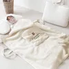 Quilts Flanelle Corail Polaire Poussette Couverture Ours Mignon Hiver Coupe-Vent Enfants Couvertures Infantile Sieste Chaud Couette Swaddle Wrap 231025