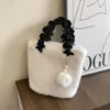 Borsone Chiusura con cerniera Borsa soffice con ciondolo a forma di palla di pelo Borsa finta da donna Piccola spalla pelosa in peluche per i viaggi dello shopping