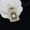 Broche de luxe de styliste, dorée 18 carats, lettre de mode, en acier titane 316L, breloque pour femmes, broche d'amour, bijoux