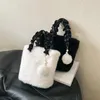 Borsone Chiusura con cerniera Borsa soffice con ciondolo a forma di palla di pelo Borsa finta da donna Piccola spalla pelosa in peluche per i viaggi dello shopping