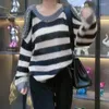 Maglioni da donna Camicia in maglia a righe girocollo di alta qualità con maglione ampio con spalle scoperte borchiate 2023 Abbigliamento alla moda