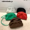 Bottegassvenetas Bags Pouchs Style Hand Woven Leather Womens Bag 2023 New Fashion One Shourdre Messenger Small Cloud Has Logo frj
