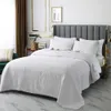 Set di biancheria da letto Ricamo di fiori chic Set trapuntato trapuntato bianco copriletto in morbido cotone traspirante 3 pezzi Set copriletto leggero king size 231026