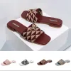 Triangle Metallic Slide Sandals مصمم شرائح النساء المطرزات النعمة النعمة الفاخرة P Luxury Cheels Heels Chunky Cheens