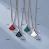 Collana di gioielli Collane con ciondolo Oro rosa pieno di diamanti piccolo ciondolo a forma di ventaglio luce lusso semplice gonnellino catena bianca conchiglia Fritillaria agata rossa nera