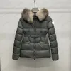 Designer-Damen-Daunenjacke, besticktes Abzeichen, Doudoune Femme, Pelzkragen, Kapuzenjacken