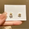 Boucles d'oreilles Mini fleur en acrylique pour femmes et filles, petites boucles d'oreilles coréennes mignonnes blanches pour fête de mariage, bijoux à la mode, accessoires cadeau