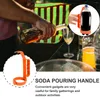 Vingglasögon dryck hanterar plast cola flaska hällande sodavagning som håller drinkerware