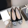 파리 새로운 고급 디자이너 신발 블랙 핑크 플랫 신발 퀼트 가죽 발레 신발 둥근 발가락 여자 공식 가죽 신발 럭셔리