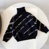 秋の冬のセーターの子供の手紙jcquardタートルネックニットセーターデザイナーボーイズガールズウールの温かいカジュアルファッションチルドレン服